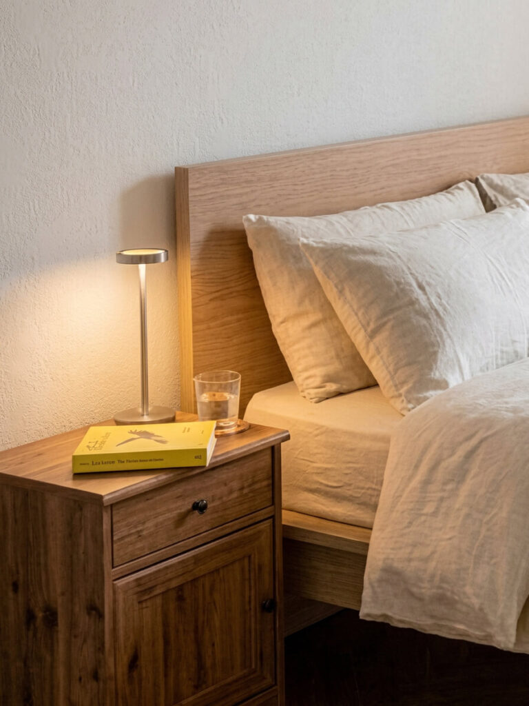 comodino-con-lampada-led